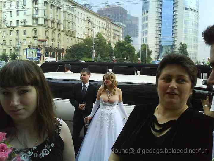 Russisches_Hochzeitskleid.jpg - Ein Ehepaar gewinnt eine Reise nach Mailand samt Eintritt in die Oper. In der Stadt schnappen sie sich ein Taxi und lassen sich von Kirche zu Kirche chauffieren. Sie steigen vor jeder Kirche aus und kommen nach fünf Minuten wieder zurück. Nach dem fünften Stopp fragt der Taxifahrer: "Suchen Sie etwas?" "Ja wir haben Karten für Figaros Hochzeit und wissen nicht in welcher Kirche sie stattfindet"......