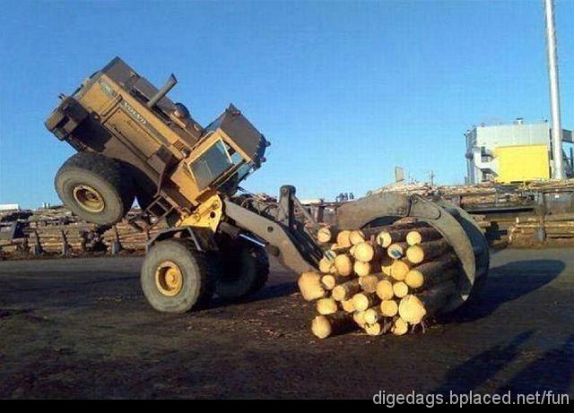 holz_traktor.jpg - Ein Ehepaar gewinnt eine Reise nach Mailand samt Eintritt in die Oper. In der Stadt schnappen sie sich ein Taxi und lassen sich von Kirche zu Kirche chauffieren. Sie steigen vor jeder Kirche aus und kommen nach fnf Minuten wieder zurck. Nach dem fnften Stopp fragt der Taxifahrer: "Suchen Sie etwas?" "Ja wir haben Karten fr Figaros Hochzeit und wissen nicht in welcher Kirche sie stattfindet"......