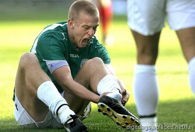 soccer_kills_socks.jpg - Ein Schwammerlsucher muss im Wald seine Notdurft verrichten. Er hockt sich hinter einen Baum und legt los. Als er fertig ist, steht er auf, dreht sich um und muss entdecken, dass am Boden kein Scheihaufen liegt. Er ist ganz verwundert und fngt am Boden zu suchen an. Auf einmal: "Halt was suchen sie hier" Er sieht auf und vor ihm steht der Jger. Da er dem Jger nicht sagen kann, dass er seinen Scheihaufen sucht, sagt er kurzer Hand: "Ich habe hier irgendwo meine Geldtasche verloren." Der Jger: "Aha, Gut. Ich suche nmlich die Sau, die auf meinen Dackel geschissen hat."