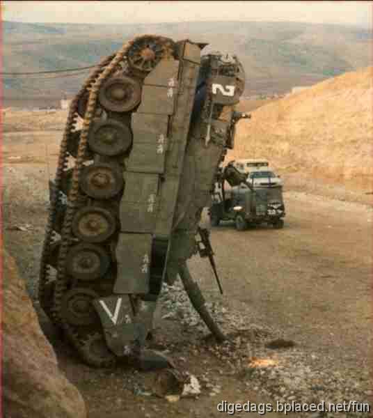 Panzer+Leopard+Unfall+kopfstand.jpg - Der Sanitter sagt zum Panzerfahrer: "Wissen Sie, welches das kleinste Bauteil des Leopard II ist?" Panzerfahrer: "Vermutlich ein Dichtungsring." Darauf der Sanitter: "Falsch. Das Gehirn des Panzerkommandanten!"