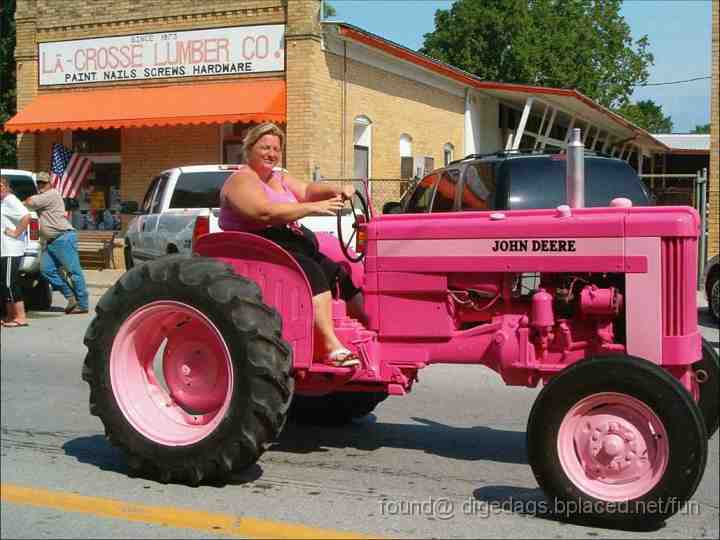 pink+john+deere.jpg - Ein Mann macht Ferien auf dem Bauernhof. Eines Morgens sieht er zufällig, wie der Knecht auf den Hof kommt, der Bäuerin unter den Rock langt, sich dann auf den Traktor setzt und davonfährt. Am nächsten Morgen liegt der Feriengast wieder auf der Lauer und - siehe da! - das gleiche Spielchen. So geht das jeden Morgen ... Am Tag seiner Abreise beschließt der Mann, den Bauern über die Seitensprünge seiner Frau aufzuklären. "Bauer, deine Frau geht fremd!" - "Wie kommen Sie denn darauf?"- "Na, der Knecht langt ihr jeden Morgen unter'n Rock, bevor er mit dem Traktor auf'n Acker fährt!" - "Ach, wissen Sie," lacht der Bauer, "meine Frau hat ein Holzbein und da hängt der Traktorschlüssel dran."