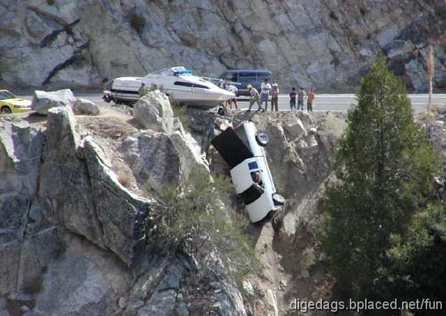 towed+boat+cliff.jpg - Ein Trke, ein sterreicher und ein Amerikaner werden im Urwald  festgenommen. Der Huptling verurteilt jeden von ihnen zu 100 Peitschenhieben auf den Rcken. Bei der Urteilsverkndung wird der Amerikaner gefragt woher er kommt. Er erklrt, da er aus Amerika kommt.  Der Huptling, sichtlich erfreut, meint, da Amerika ein schnes Land ist  und er sich etwas wnschen darf. Der Amerikaner berlegt kurz und wnscht sich bei der Auspeitschung ein Kissen auf dem Rcken. Gesagt, getan. Das Kissen hlt dann auch 50 Schlge aus und die restlichen gehen auf die blanke Haut. Der Trke, der als nchstes dran ist, wird auch nach seiner Herkunft gefragt.  Als er sagt woher er kommt, gewhrt ihm der Richter auch einen Wunsch,  da ihm die Trkei besonders gut gefllt. Der Trke denkt kurz nach,  besieht den Amerikaner und wnscht sich zwei Kissen auf dem Rcken. Gesagt getan. Nach 75 Schlgen ist aber auch das zweite Kissen durch und die Hiebe gehen auf den blanken Rcken. Als letztes ist der sterreicher dran. Da dem  Huptling sterreich besonders schn findet, hat er sogar zwei Wnsche  frei. Der sterreicher denkt kurz nach, besieht den Amerikaner und den Trken und meint: "Als erstes will ich 500 Peitschenhiebe! Als zweites den Trken  dabei auf dem Rcken!"